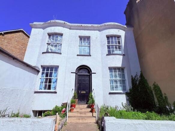 4 bed property, in Plains Of Waterloo, £300,000