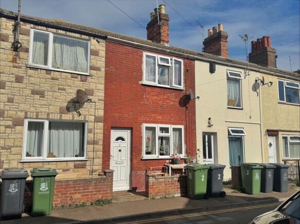 2 bed property, in Southampton Place, £60,000