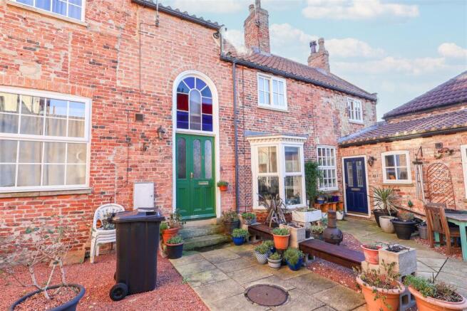2 bed property, in Jacksons Court, £115,000