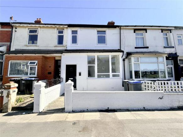 5 bed property, in Central Drive, £270,000