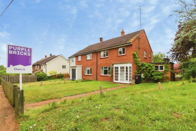 3 bed property, in Blackthorns, £385,000