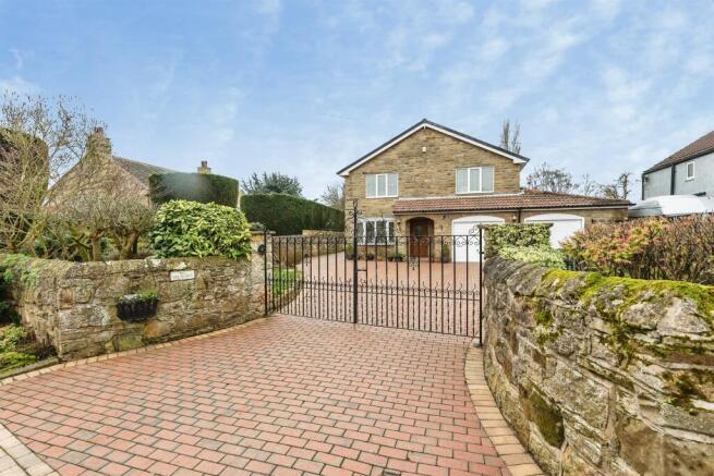 4 bed property, in Causeway Garth Lane, £600,000