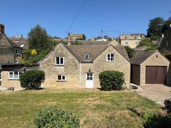 2 bed property, in Oakridge Lynch, £500,000