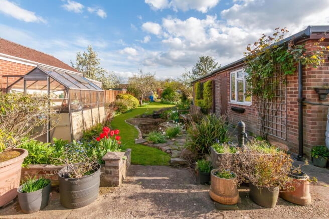 2 bed property, in Butt Lane, £250,000