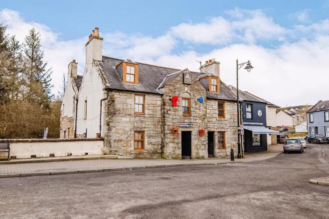 4 bed property, in High Street, £250,000