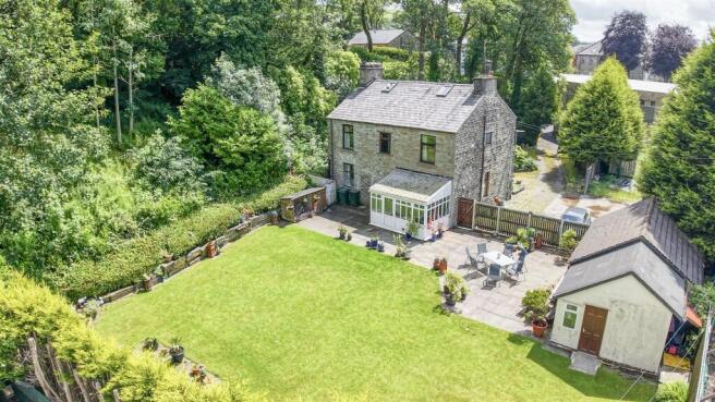 5 bed property, in Wicken Grove, £635,000