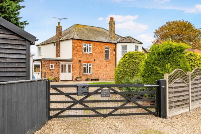 4 bed property, in Saxon Way, £675,000