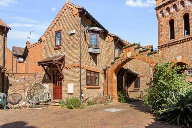 2 bed property, in Alfred Terrace Mews, £160,000