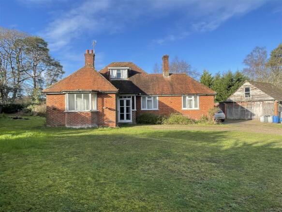 4 bed property, in Grimstead Road, £430,000