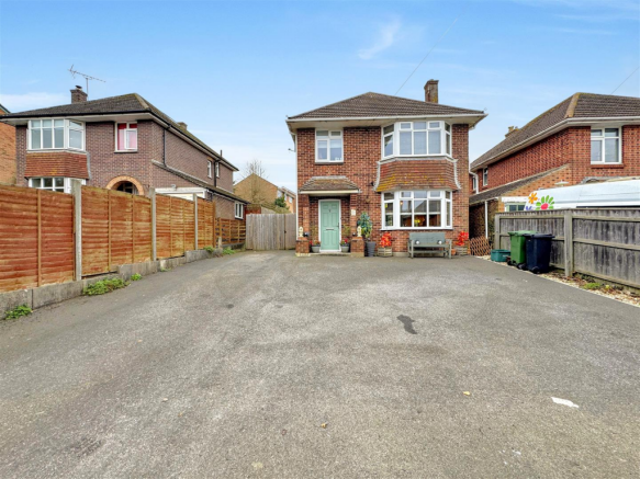 3 bed property, in Lanehouse Rocks Road, £360,000