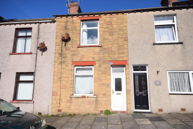 2 bed property, in Dudley Street, £65,000