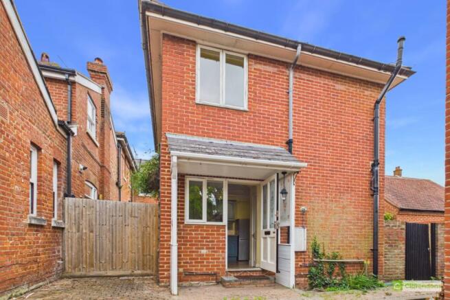 2 bed property, in Peelers Court Kirbys Lane, £335,000