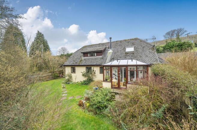 5 bed property, in Waterleat, £529,950