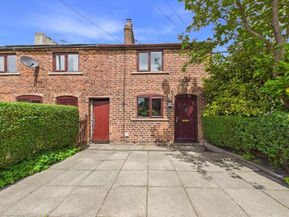 2 bed property, in Wigan Road, £185,000
