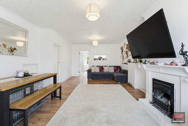 2 bed property, in Hamilton Road, £450,000