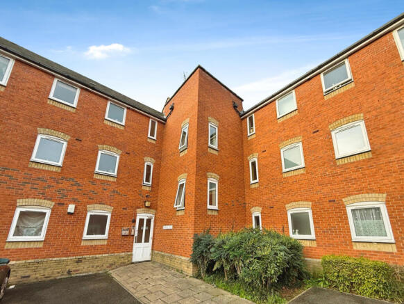 2 bed property, in Meachen Road, £180,000