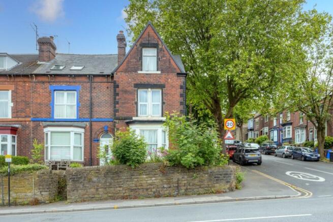2 bed property, in Binfield Road, £80,000