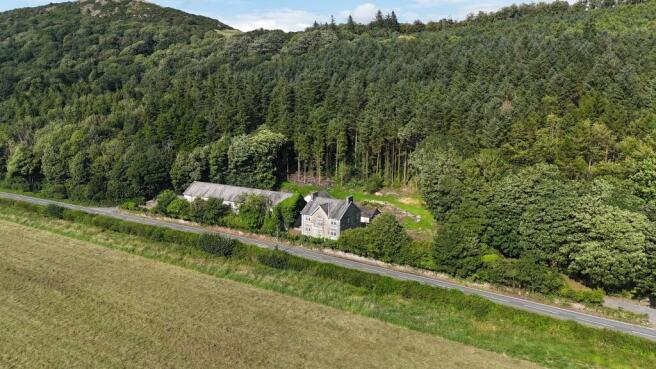 5 bed property, in Ellerside Farmhouse & Barns, £725,000