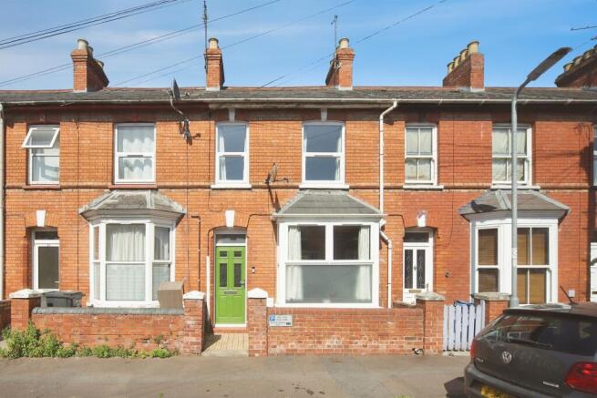 2 bed property, in Winchester Street, £240,000