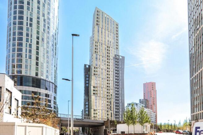 2 bed property, in Wandsworth Road, £800,000