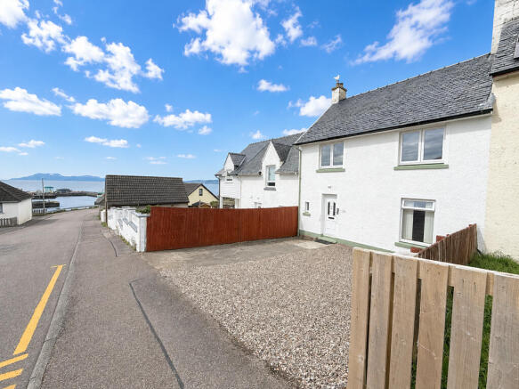 3 bed property, in Loch Nevis Crescent, £180,000