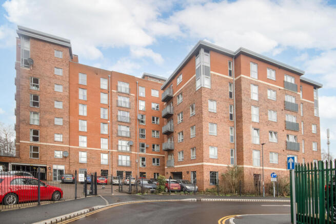 2 bed property, in Flat 51, £100,000