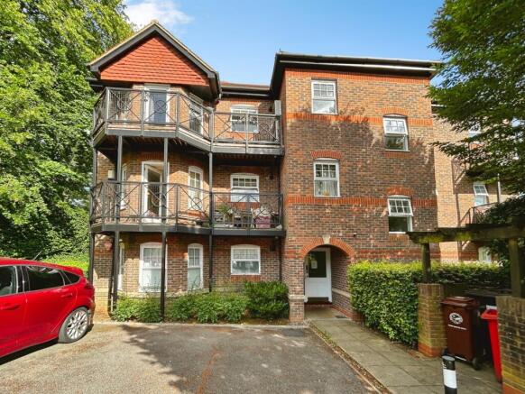 2 bed property, in Shrubbery Close, £200,000