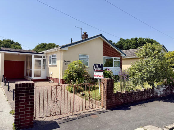 3 bed property, in Broadway Avenue, £375,000