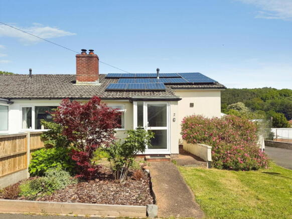 2 bed property, in Garden Way, £235,000