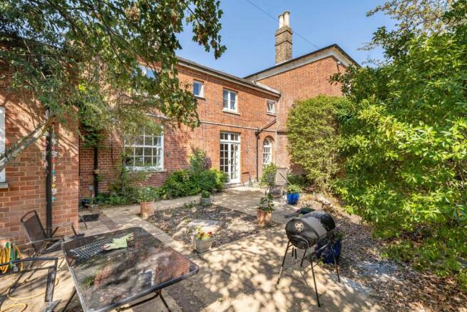 2 bed property, in Middle Hill, £350,000