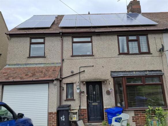 4 bed property, in 15 Newbold Back Lane, £150,000