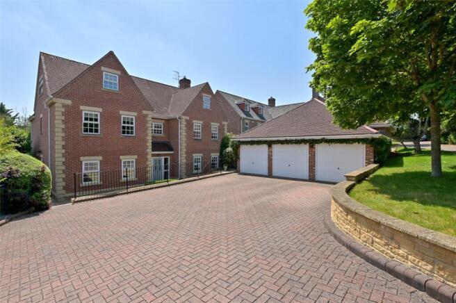 6 bed property, in Yarnells Hill, £2,250,000