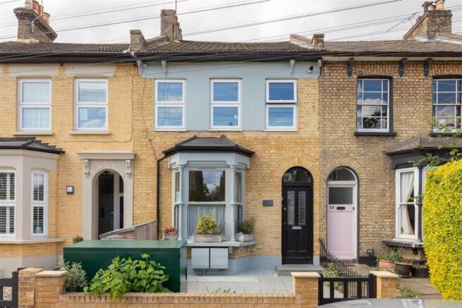 2 bed property, in Grange Park Road, £425,000