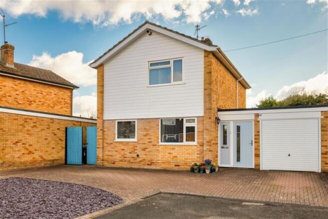 3 bed property, in Lambourne Road, £615,000