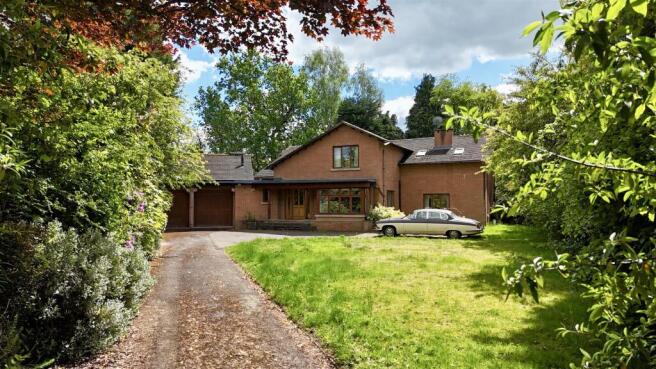 4 bed property, in Dobb Hedge Close, £1,200,000
