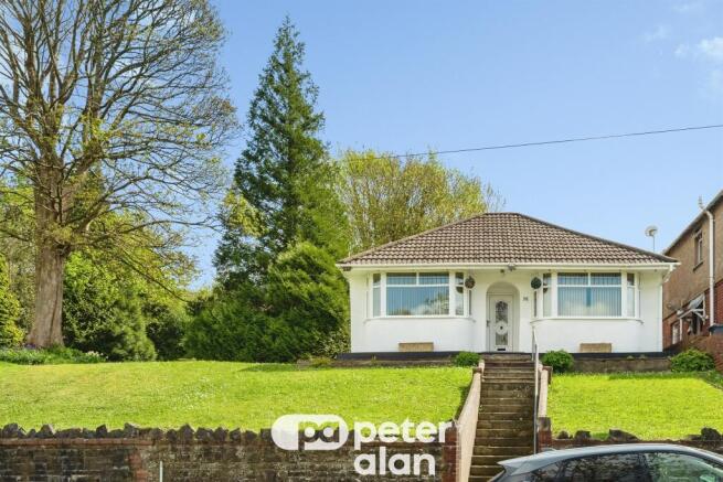 2 bed property, in Old Road, £240,000