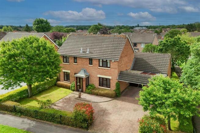 4 bed property, in Frankholmes Drive, £450,000