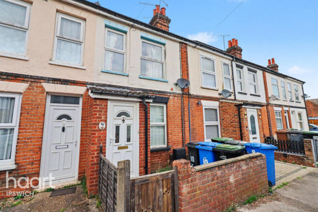 3 bed property, in Riverside Road, £180,000