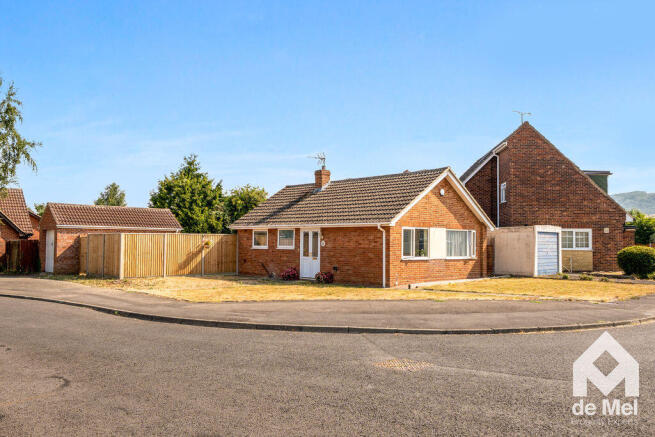 2 bed property, in Selborne Road, £375,000
