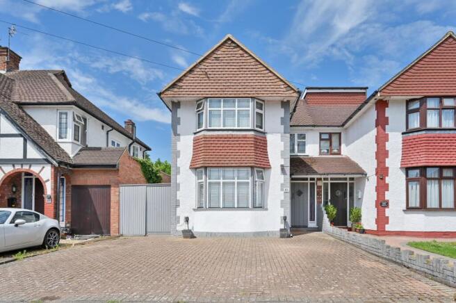 3 bed property, in Tudor Drive, £575,000