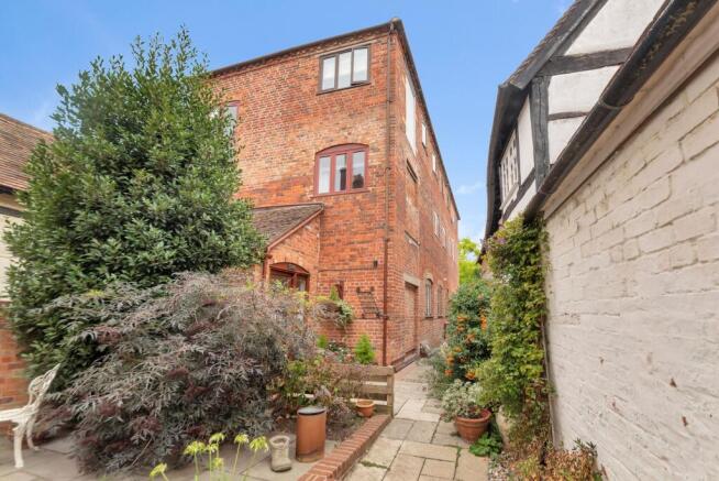 2 bed property, in Bridge Street, £230,000