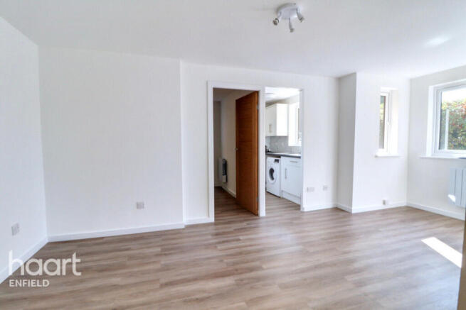 1 bed property, in Woodfield Close, £235,000