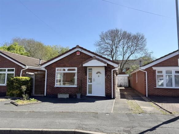 2 bed property, in Vicarage Lane, £220,000