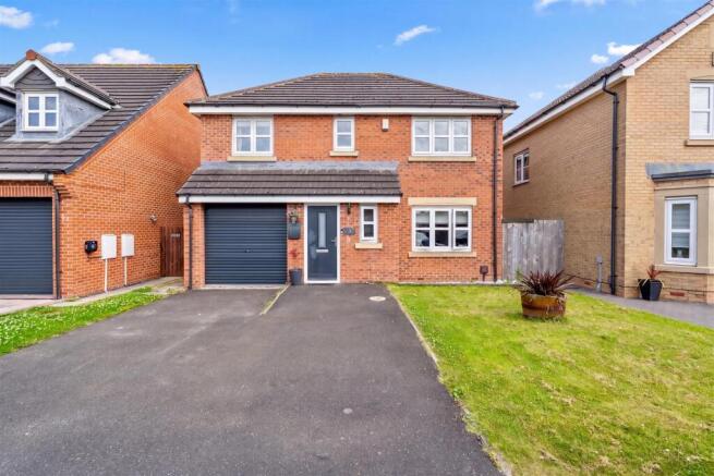4 bed property, in Goldsmith Close, £270,000
