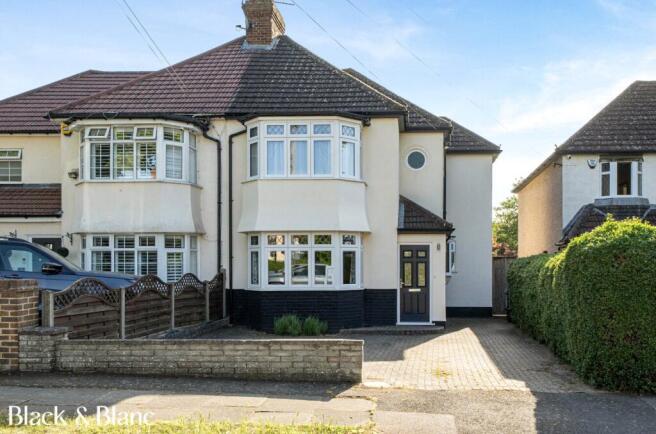 4 bed property, in Lime Tree Walk, £784,000