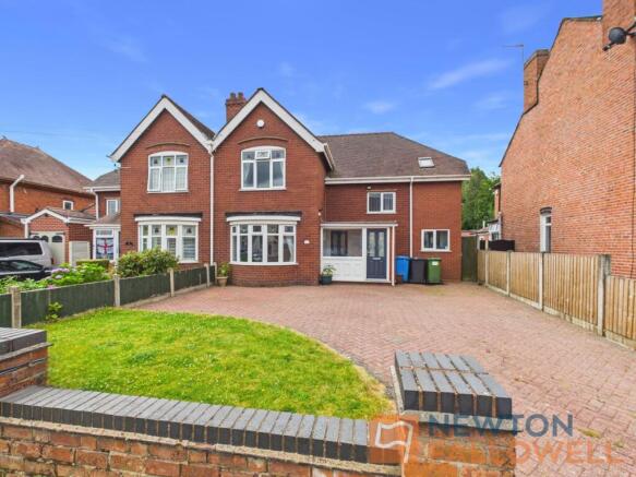 3 bed property, in Long Lane, £390,000