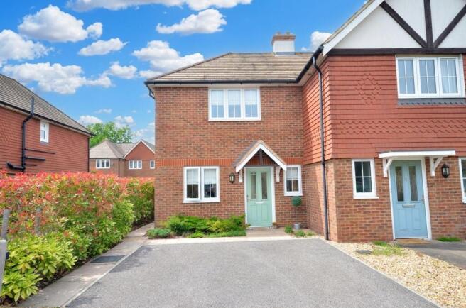 2 bed property, in Towns End Gardens, £450,000