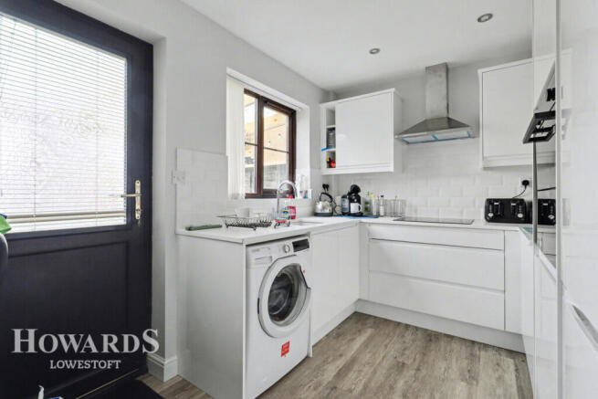 2 bed property, in Swift Close, £180,000