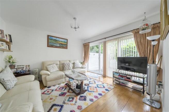 5 bed property, in Bracewood Gardens, £525,000