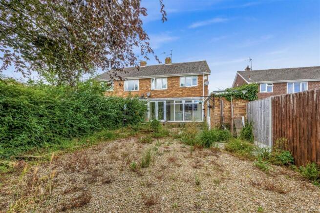 2 bed property, in Turner Close, £250,000